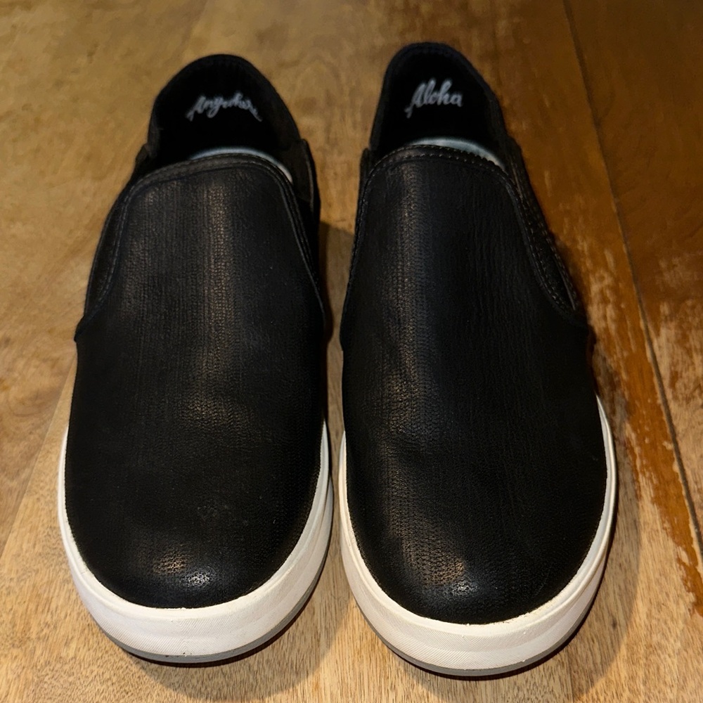 Olukai Women's Ki‘ihele ‘Ili Leather Slip On in Black 8.5